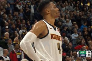 🥹自责！裁判看回放期间 威少叉腰喘着粗气愣在原地不知所措