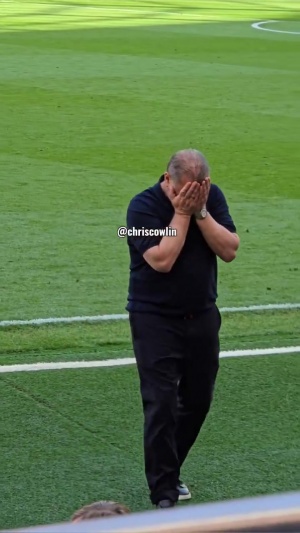 无奈😫比赛还未结束时，热刺主帅澳波摇头、双手捂脸回到替补席