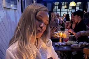 爱妻狂魔！詹姆斯晒烛光晚餐照 祝妻子生日快乐：美丽的女王