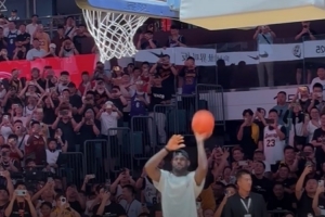 老头整活！詹姆斯三分试投连续不中 随后尝试用左手投篮