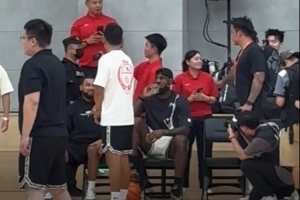 累了歇一会！詹姆斯自带气囊坐垫 场边坐着踩球喝水