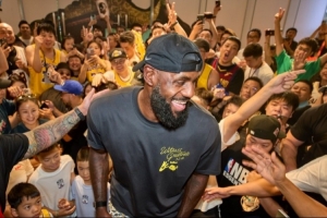 回顾生涯23大时刻！詹23配套23款T恤首曝官图 詹姆斯转发评论