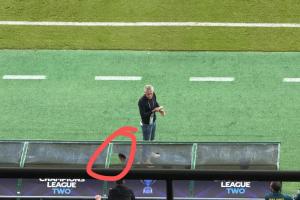 去年苏亚雷斯曾被林良铭铲骨折，今年塞蒂恩又被恩加德乌“开瓢”