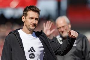 新赛季带队德乙1平4负！克洛泽调侃：只要没长疱疹，就说明我还行