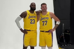 如何帮助东契奇？詹姆斯：对自己负责 在场上做球队需要我做的事