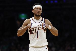 状态一般！布克半场5投2中&三分4中1 得到8分2板5助