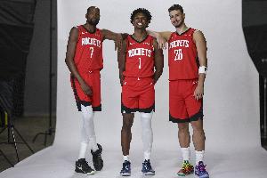 记者：火箭以匪夷所思的准头投进着三分球 要做好回调准备