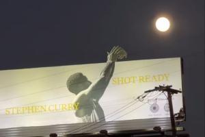 😍天才设计！库里LA广告牌火遍全美！美球迷：帅炸了兄弟！