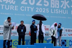 实在没憋住！🤣黑人小哥马拉松站台领奖站不住 快冻惨