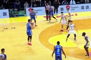 😲都见过奇葩投篮 但是这位奇葩投篮姿势恐怕前无古人后无来者