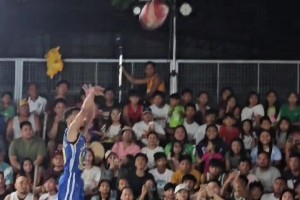 菲律宾野球场惊现詹库连线 这两下库里还真来不了🤣🤣🤣