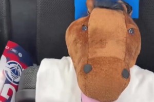 搞约老师心态🤣快船主场给球迷墙区域特地配备马头帽🐴🐴