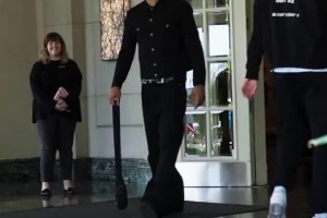 掘金G3赛前穿搭：威少墨镜一身黑😎 约基奇+戈登商务风