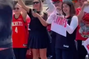 飞赴旧金山！大批火蜜夹道欢送杰伦-格林登机😍😍😍