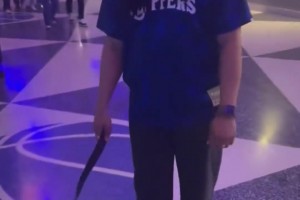 快船球迷手持皮带：约基奇我要抽你屁股