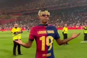 😎最靓的仔！夺冠后亚马尔反穿球衣，戴两副墨镜朝观众搞怪