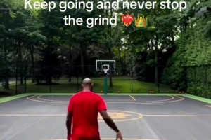 太爽了！感受一下老詹家的私人球场，周围都是天然的树林