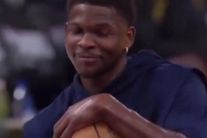 太魔性了🤣华子赛前热身突然露出诡异微笑摇摆起舞