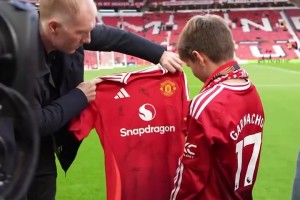 哭泣的曼联小球迷在老特拉福德获赠斯科尔斯签名球衣