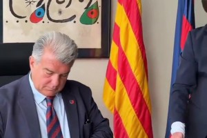 伟大的续约！首秀赛季夺三冠，巴萨与主帅弗里克续约至2027年