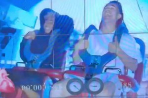 亚马尔坐过山车还不忘打理发型，这都变身超级赛亚人了🤣