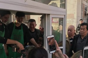 前权健名宿帕托现身天津某店，现场摊煎饼果子给大伙儿吃个乐🤣