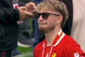 埃利奥特戴墨镜不想被看到哭了，对比阿诺德全程找摄像头高下立判