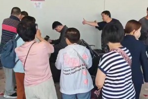 姚明现身澳门机场 路人抓住一切机会赶紧偷偷合照😂😂😂