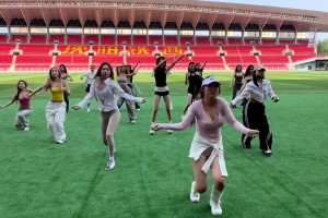 这位啦啦队小姐姐能站C位，是有一定道理和实力的🤩