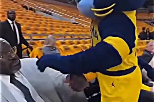 弥补年轻时的遗憾！名场面：卡特节目上“隔扣”奥尼尔！