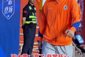 虽然不失球奖金没了，但泰山队赢球，王大雷赛后还是非常开心