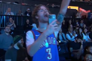 续约火箭！22年原本预测状元的小史密斯到第三位才被选走，这神情看着非常失落